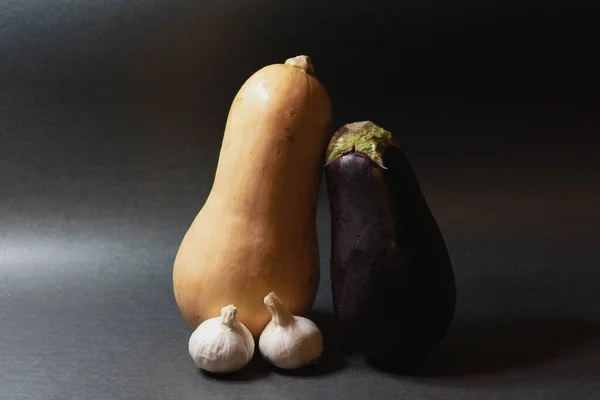 Siyah arka planda çeşitli sağlıklı ve organik sebzeler