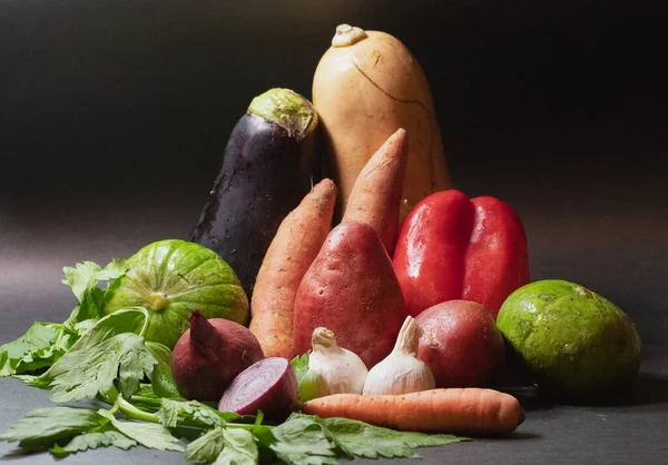 Divers Légumes Sains Biologiques Sur Fond Noir Photo De Stock