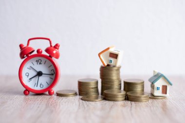 Mini ev modeli ve bozuk para yığını. İş risk yönetimi. Emlak yatırımı ve konut kredisi finansal emlak kavramı 