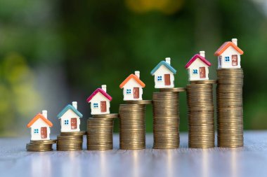  Bozuk para yığınındaki ev. Bozuk para merdiveni. Doğa geçmişi. Tasarruf, iş, para yığını, yatırım için para biriktirme kavramı. Finansal tablo. risk.