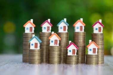  Bozuk para yığınındaki ev. Bozuk para merdiveni. Doğa geçmişi. Tasarruf, iş, para yığını, yatırım için para biriktirme kavramı. Finansal tablo. risk.