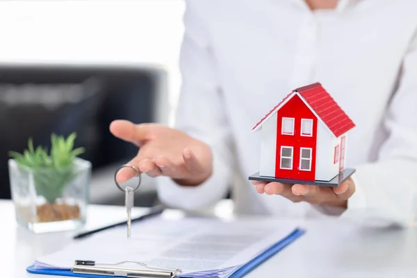 Casa Techo Rojo Que Sostiene Llave Las Casas Por Los — Foto de Stock