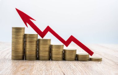 Aşağıdan yukarıya sıralanmış bozuk paraların üzerindeki kırmızı oklar. İş büyümesi konsepti Emlak Finansal Planlama Hesap Yönetimi ve bir başarı grafiğidir. Fon artırma konsepti Varlık yönetimi.