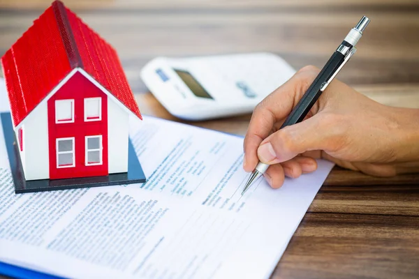 Gente Negocios Clientes Están Firmando Contrato Para Comprar Una Casa —  Fotos de Stock
