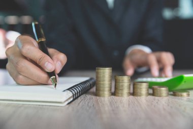 İş kadınları analiz ediyor ve plan yapıyor. Birikmiş madeni para basamakları Finansal büyüme gayrimenkul konseptleri, ipotekler ve emlak yatırımları ev için tasarruf veya yatırım için. Muhasebe vergisi.