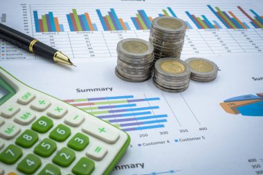 Grafikteki bozuk para merdiveni. İş yatırımları ve finans fonları için yüksek karlı ek ekonomik kavramlar. Finansal tablolar, planlama, analiz. İş büyümesi Gayrimenkul.