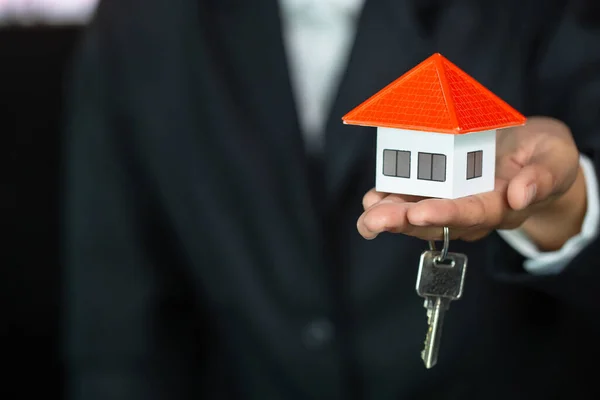 Casa Techo Naranja Que Sostiene Llave Las Casas Por Los — Foto de Stock