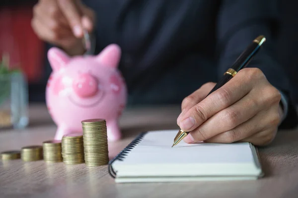 Mano Hombre Negocios Poner Una Moneda Una Alcancía Rosa Hand — Foto de Stock