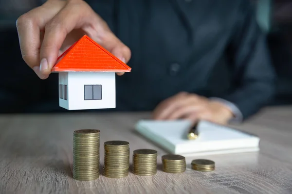 Casa Techo Naranja Sostenido Por Inversores Pondrá Una Pila Monedas —  Fotos de Stock