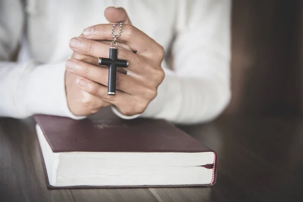 Menina Deseja Deus Mão Havia Uma Cruz Colocada Bíblia Conceito — Fotografia de Stock