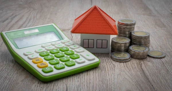 Una Moneda Una Bolsa Cáñamo Colocada Cerca Casa Del Techo —  Fotos de Stock