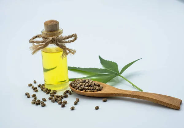 Aceite Cáñamo Una Botella Vidrio Semillas Cáñamo Una Cuchara Madera —  Fotos de Stock