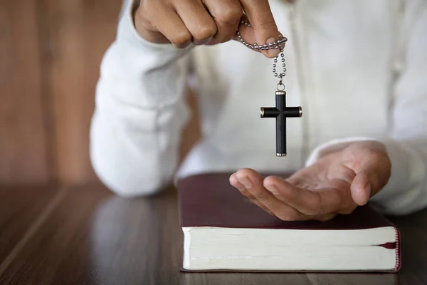 Biblia Crucifijo Una Mujer Joven Pide Bendiciones Dios Con Poder — Foto de Stock