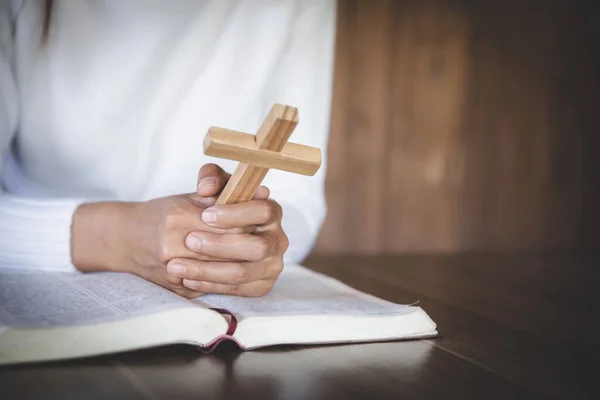 Chica Desea Dios Mano Había Una Cruz Colocada Sobre Biblia — Foto de Stock