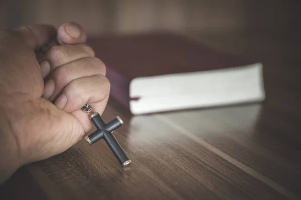 Biblia Crucifijo Una Mujer Joven Pide Bendiciones Dios Con Poder — Foto de Stock