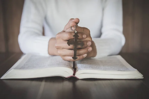 Chica Desea Dios Mano Había Una Cruz Colocada Sobre Biblia —  Fotos de Stock