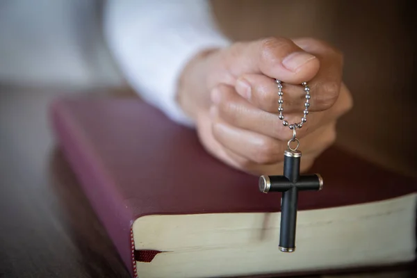 Biblia Crucifijo Una Mujer Joven Pide Bendiciones Dios Con Poder — Foto de Stock