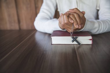 Bir kadın oturuyor ve İncil okuyor ve Tanrı 'nın kudretine olan inancıyla Hristiyanlık ve İsa' ya dua ederek Tanrı 'nın kutsal gücüne olan inancı için dua ediyor.