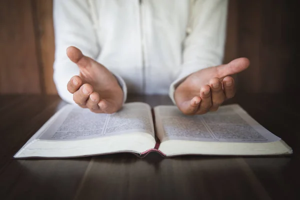 Eine Junge Frau Betete Mit Umgedrehter Handfläche Populäre Schriften Gelten — Stockfoto