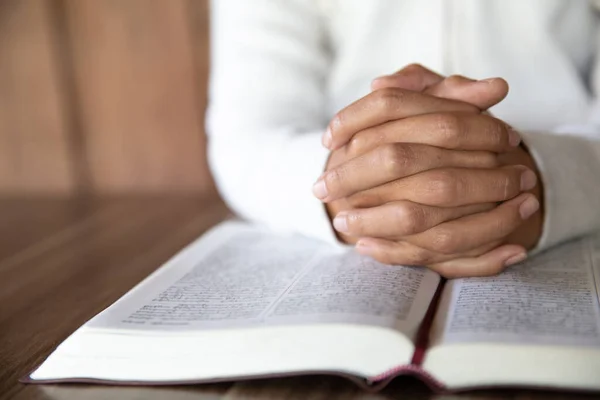 Una Mujer Sentada Leyendo Biblia Orando Por Bendición Dios Con — Foto de Stock