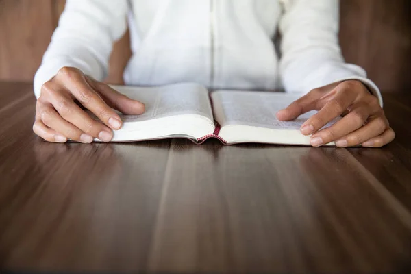 Una Giovane Donna Sedette Studiò Scritture Apparecchiate Una Tavola Legno — Foto Stock