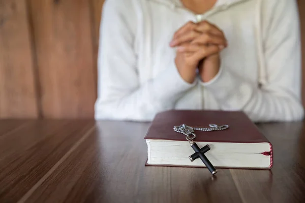 Dívka Přála Boha Vpředu Kříž Písmo Svaté Koncept Modlitby Spásu — Stock fotografie