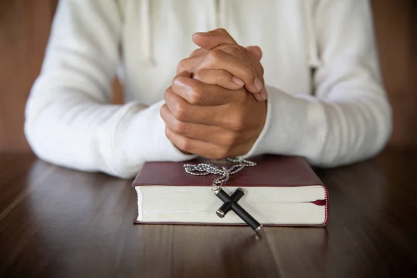 Una Mujer Sentada Leyendo Biblia Orando Por Bendición Dios Con — Foto de Stock