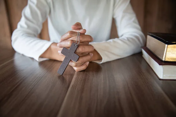 Una Mujer Sentada Leyendo Biblia Orando Por Bendición Dios Con —  Fotos de Stock