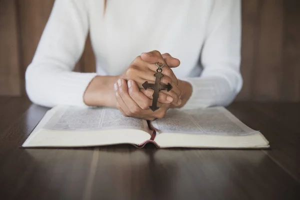 Bíblia Crucifixo Uma Jovem Pede Bênçãos Deus Com Poder Poder — Fotografia de Stock