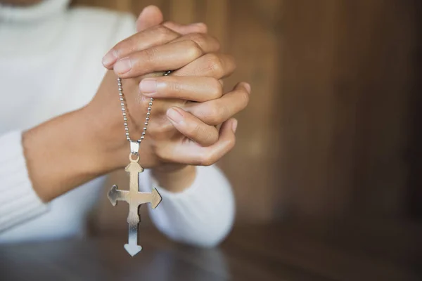 Primer Plano Una Mujer Con Una Cruz Orando Orar Orar — Foto de Stock