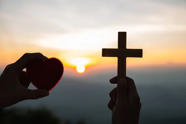 Sosteniendo Corazón Cruz Símbolo Bendición Jesús Símbolo Súplica Símbolo Cruz — Foto de Stock