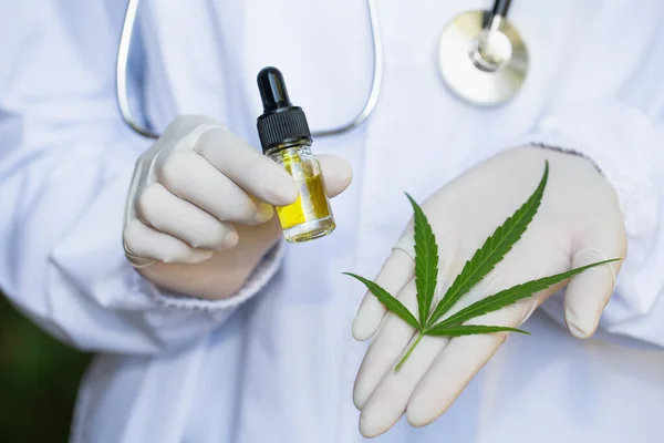 Glass Bottle Handle Cbd Hemp Oil Doctors Researchers Hold Bottle — Stock Photo, Image