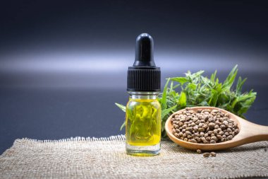 CBD kenevir yağı ve ilaç içeren cam şişeler araştırmacıların ya da tıbbi ekibin kenevir yağından elde edildi. Siyah arka plan. CBD Esrar Yağı, Esrar Ürünleri, Rekreasyon