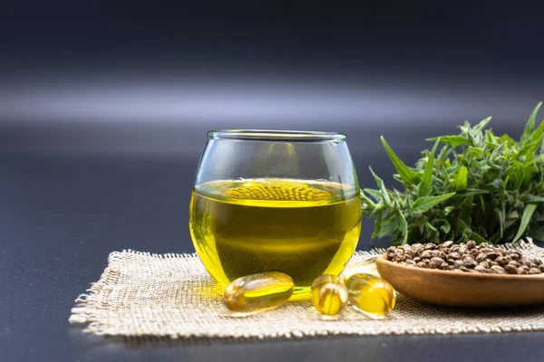 Glazen Fles Met Cbd Hennep Olie Medicijn Gewonnen Uit Hennep — Stockfoto