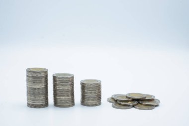 Merdiven parası arka planda beyaz iş kavramları ve mali tasarruflar, iş planlaması, yatırım, iş büyümesi.