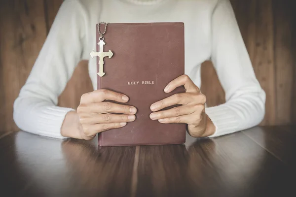 Bibel Und Kruzifix Eine Junge Frau Bittet Gott Segen Mit — Stockfoto