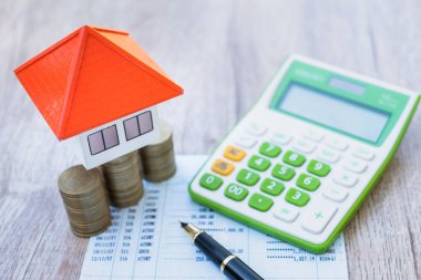 Orange teras evinin yakınına yerleştirilmiş kenevir poşetindeki bozuk para, emlak yatırımı planlaması için ev veya kredi alma fikirlerini saklama ve fon tasarrufu sırasında konseptler risk altında olabilir.