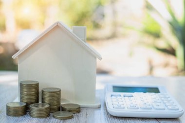 Ev modeli. Aşağıdan yukarıya istiflenmiş bozuk paralar. Mali ve bankacılık kavramları ev satın almaya ve gayrimenkul ekonomik büyümesine hazırlanıyor. Ev kredisi.