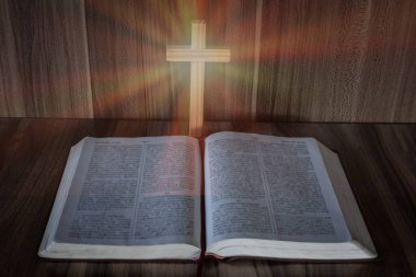 Haç İncil 'in üzerindeydi. Bu Tanrı 'nın bir lütfu, şans getiren ve dinin, inancın, ibadetin ve Hıristiyan düşüncesinin gücüyle bağışlayıcılığını gösteren kutsallığın gücü ve gücüyle..