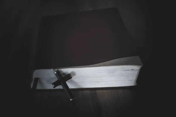 Bible Crucifix Une Jeune Femme Demande Bénédiction Dieu Avec Puissance — Photo