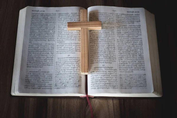 Bíblia Crucifixo Uma Jovem Pede Bênçãos Deus Com Poder Poder — Fotografia de Stock