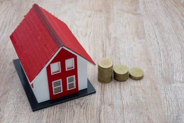 Kırmızı Çatı Evi Modeli Aşağıdan Yukarıya Istiflenmiş Bozuk Paralar Mali — Stok fotoğraf
