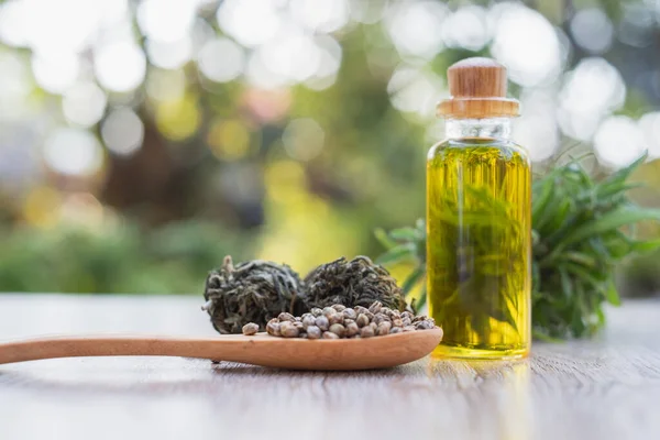 Hennepolie Een Glazen Fles Hennepzaad Een Houten Lepel Tafel Gelegd — Stockfoto