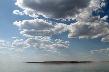 gökyüzüne yansıyan su, ıssız sahil göl, yaz göğün, doğa, mavi bulut,