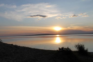 Gölde yansıyan batan güneşin