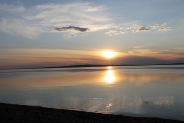 Gölde yansıyan batan güneşin