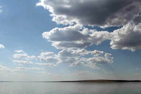Der Himmel spiegelt sich im Wasser, verlassener Badesee, Sommerhimmel, Natur, blaue Wolken, — Stockfoto