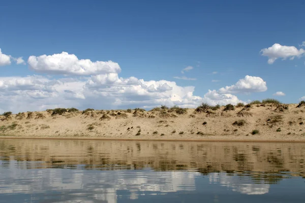 De lucht wordt weerspiegeld in het water verlaten strand lake, zomer hemel, aard, blauwe wolk, — Stockfoto