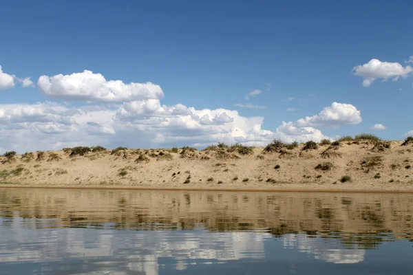 O céu refletido na água, lago de praia deserta, céu de verão, natureza, nuvem azul , — Fotografia de Stock