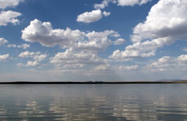 gökyüzüne yansıyan su, ıssız sahil göl, yaz göğün, doğa, mavi bulut,